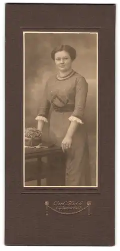 Fotografie Carl Huth, Lüdenscheid, Portrait junge Dame im modischen Kleid