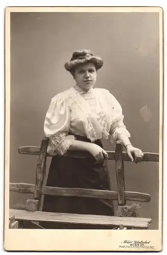 Fotografie E. Kintschel, Wien, Mariahilferstrasse 82, Portrait junge Dame in weisser Bluse und Rock