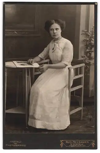 Fotografie Rudolf Neubauer, Bielefeld, Niedernstrasse 17 II, Portrait junge Dame im Kleid mit Zeitung