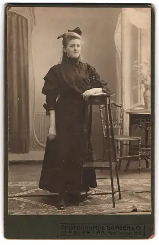 Fotografie Samson & Co., Magdeburg, Breiteweg 168, Portrait junge Dame im Kleid