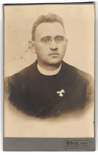 Fotografie M. Beez, Asch, Kaiserstrasse, Portrait Geistlicher mit Brille