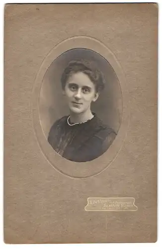 Fotografie B. Dittmar, Saalfeld a /Saale, Graben 23, Brustportrait junge Dame mit Halskette