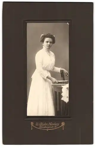 Fotografie W. Glahn, Nürnberg, Allersbergerstrasse 51, Portrait junge Dame im weissen Kleid