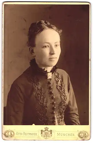 Fotografie Otto Reitmayer, München, Briennerstrase 4, Portrait junge Dame im bestickten Kleid mit Kragenbrosche