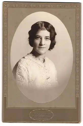 Fotografie S. Langfier, London, Portrait junge Dame mit Herzkette