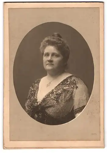 Fotografie Fotograf unbekannt, Wien, Portrait beleibte Dame mit Hochsteckfrisur