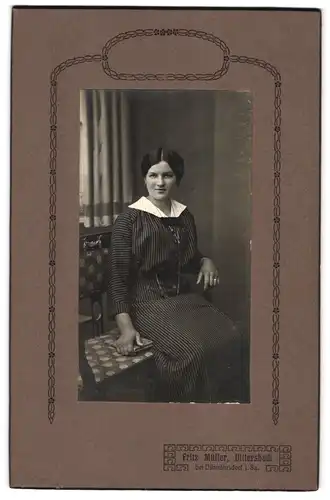 Fotografie Fritz Müller, Dittersbach bei Dürröhrsdorf i. Sa., Portrait junge Dame im gestreiften Kleid
