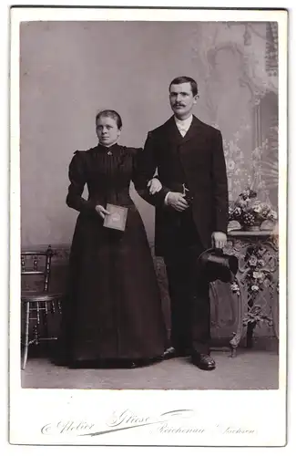 Fotografie P. Gliese, Reichenau i /S., Portrait junges Paar in eleganter Kleidung