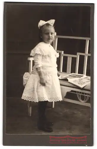 Fotografie Samson & Co., Bielefeld, Niedernstrasse 26, Portrait kleines Mädchen im weissen Kleid