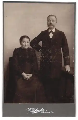 Fotografie W. Schröder, Lübbecke i /W., Portrait älteres Paar in eleganter Kleidung