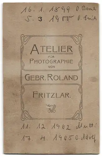 Fotografie Gebr. Roland, Fritzlar, Portrait zwei Jungen und zwei Mädchen in hübscher Kleidung