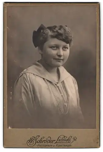 Fotografie W. Schröder, Lübbecke i /W., Portrait junge Dame mit Haarschleife und Halskette