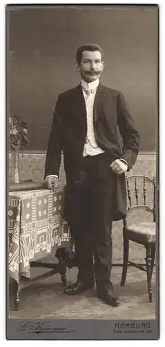 Fotografie Georg Kummer, Hamburg, Steindamm 62, Portrait elgant gekleideter Herr mit Schnauzbart