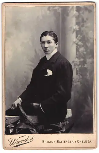 Fotografie Ward`s, London, Brixton Road 64, Portrait junger Mann im Nadelstreifen Anzug mit Lederhandschuhen