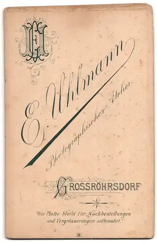 Fotografie E. Uhlmann, Grossröhrsdorf, junger Knabe im Anzug mit Bibel und Hut auf einer Säule