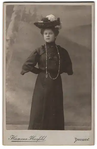 Fotografie Hermann Herzfeld, Dresden, Altmarkt, Portrait junge Dame im Biedermeierkleid mit Hut und Halskette