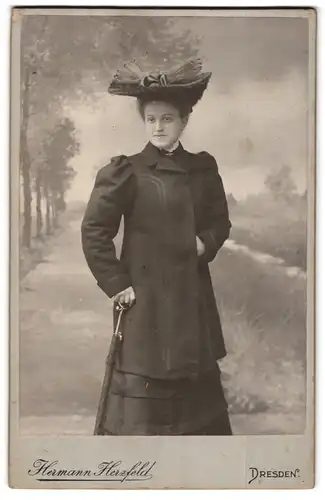 Fotografie Hermann Herzfeld, Dresden, Altmarkt, Portrait Dame im Kleid mit Mantel und Hut, Sonnenschirm