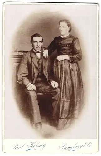 Fotografie Paul Körnig, Annaberg i. E., Obere Badergasse 4, Portrait Eheleute im Biedermeierkleid und Anzug
