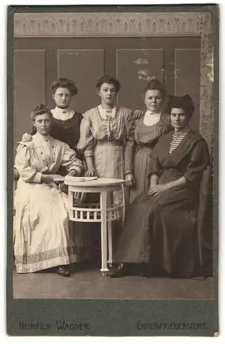 Fotografie Heinrich Wagner, Ehrenfriedersdorf, Chemnitzerstr., Portrait fünf Damen in Biedermeierkleidern im Atelier