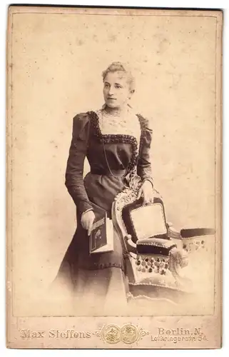 Fotografie Max Steffens, Berlin, Lothringerstr. 54, Portrait junge blonde Frau im Biedermeierkleid mit Buch in der Hand