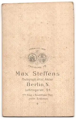 Fotografie Max Steffens, Berlin, Lothringerstr. 54, Portrait junge blonde Frau im Biedermeierkleid mit Buch in der Hand