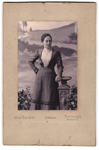 Fotografie Max Seifert, Freiberg i. S., Poststr. 11, Portrait junge Dame im Biedermeierkleid mit Kreuzkette