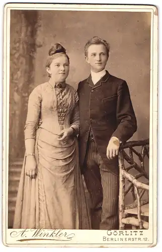 Fotografie A. Winkler, Görlitz, Berlinerstr. 12, Portrait Frl. Lehna Eckert mit Ihrem Verlobten im Biedermeierkleid