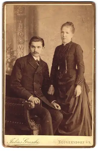 Fotografie Julius Grusche, Neugersdorf i. S., Portrait Frau und Mann im Biedermeierkleid und Anzug im Atelier