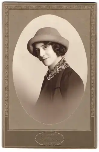 Fotografie S. Langfier, London, Portrait junge engländerin im Kleid mit Filzhut