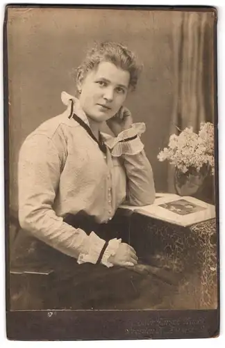 Fotografie Herm. Bähr, Dresden, Antonstr. 2, Portrait junge Frau in weisser Bluse mit Rüschenkragen