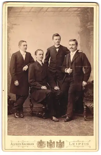 Fotografie Alfred Naumann, Leipzig, Dorotheenstr., Portrait vier Herren in Anzügen posieren im Atelier