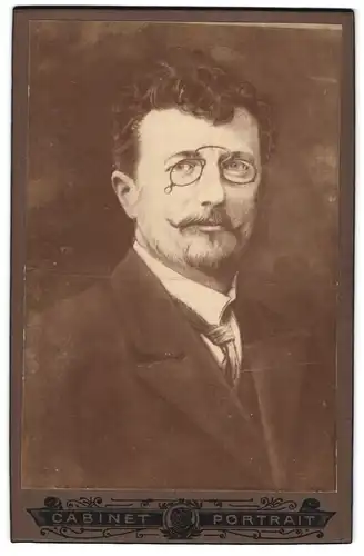 Fotografie unbekannter Fotograf und Ort, Portrait Herr im Anzug mit Zwickerbrille, nach einem Gemälde