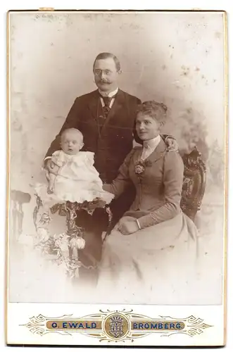Fotografie O. Ewald, Bromberg, Danzigerstr. 154, Portrait Mutter und Vater mit Kleinkind, Mutterglück