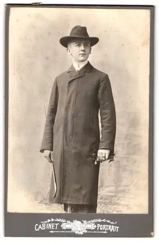 Fotografie unbekannter Fotograf und Ort, Portrait junger Knabe im Mantel mit Spazierstock und Hut