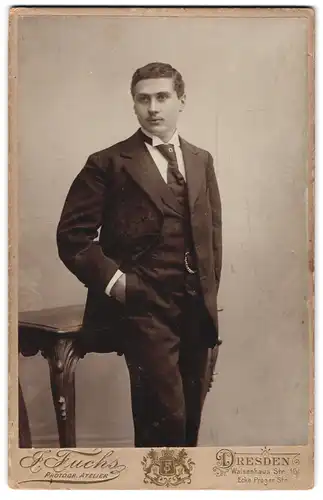 Fotografie J. Fuchs, Dresden, Waisenhaus Str. 16, Portrait junger Mann im dunklen Anzug mit Krawatte