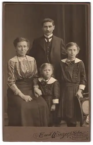 Fotografie Emil Winzer & Sohn, Potschappel, Tharnadterstr. 10, Portrait Mutter und Vater mit Töchtern in Kleidern
