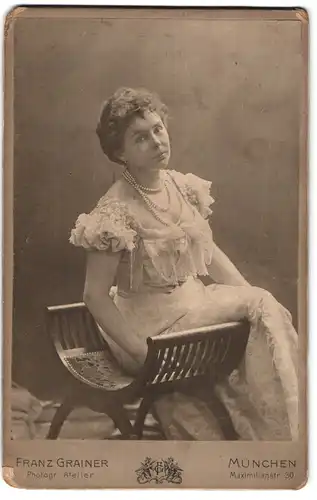 Fotografie Franz Grainer, München, Maximilianstr. 30, Portrait Dame im weissen Kleid mit Perlenkette