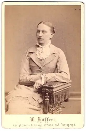Fotografie W. Höffert, Dresden, See-Str. 10, Portrait Dame im hellen Biedermeierkleid mit Brosche