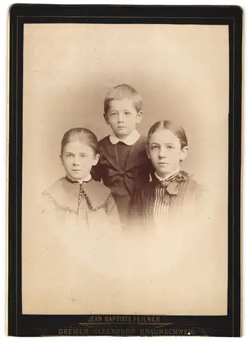 Fotografie Jean Baptiste Feilner, Bremen, Richtweg 6 b, Portrait zwei Mädchen und Junge in hübscher Kleidung