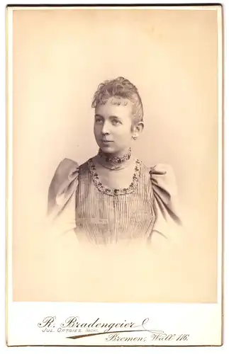 Fotografie R. Bradengeier, Bremen, Wall 116, Portrait junge Dame im Kleid mit Kragenbrosche