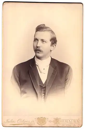 Fotografie Julius Ortgies jr., Bremen, Wall 116, Portrait eleganter Herr mit Oberlippenbart