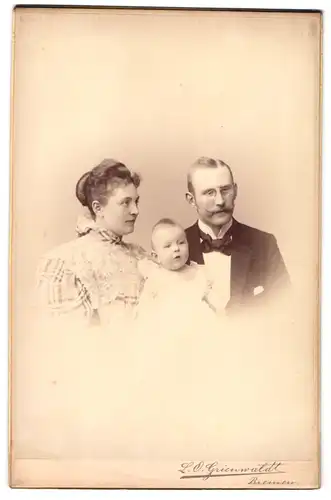 Fotografie L. O. Grienwaldt, Bremen, Portrait bürgerliches Paar mit einem Baby