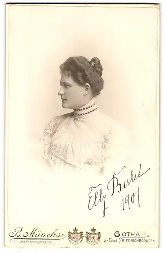 Fotografie B. Münchs, Gotha i. Th., Portrait junge Dame mit Hochsteckfrisur
