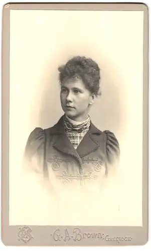Fotografie G. A. Brown, Greenock, Portrait junge Dame in modischer Kleidung