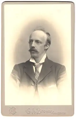 Fotografie G. A. Brown, Greenock, Portrait modisch gekleideter Herr mit Moustache
