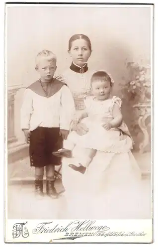 Fotografie Friedrich Hellwege, Bremen, Fehrfeld 61, Portrait junge Dame im karierten Kleid mit einem Jungen und Mädchen