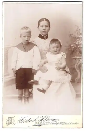 Fotografie Friedrich Hellwege, Bremen, Fehrfeld 61, Portrait junge Dame im karierten Kleid mit einem Jungen und Mädchen
