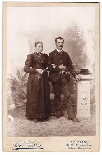Fotografie Joh. Verra, Grafing, Gries-Strasse, Portrait junges Paar in hübscher Kleidung