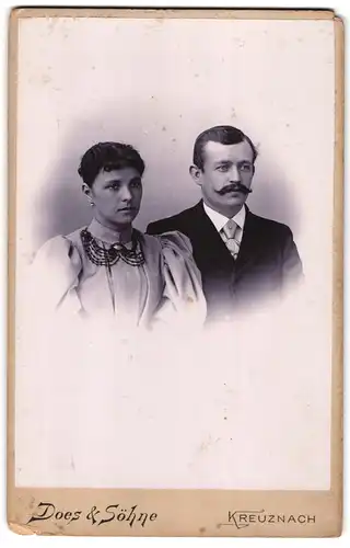 Fotografie Ph. Does & Söhne, Bad-Kreuznach, Portrait junges Paar in eleganter Kleidung