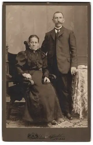 Fotografie Gustav Mühlfriedel, Wilkau i /S., Portrait bürgerliches Paar in hübscher Kleidung